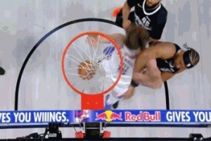 急眼了！卡尔森劈扣纳吉 下回个卡尔森再起被纳吉身后凶狠拉下