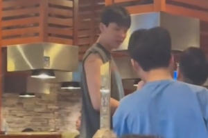 杨瀚森在华盛顿吃火锅被拍到 与旁人亲切交流 胳膊的几道血印仍在