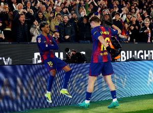 马卡报：巴萨球员和球迷赛后高唱挑衅西班牙人歌曲