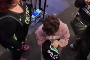 塔图姆儿子Deuce认真给女球迷签名：不好意思 字写得难看