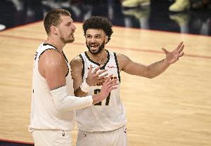 记者：很明显掘金试图避开森林狼 这是明智的 狼比火箭难打