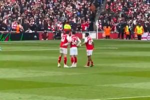 这是咋了？昨日比赛期间，阿森纳球员不断安慰苏维门迪