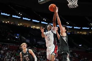 表现机会寥寥~郇斯楠耐克峰会出战7分钟0出手 得到2篮板1抢断