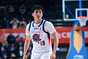 媒体人：于德豪膝关节的问题很多 拖到如今手术已是唯一治疗方案