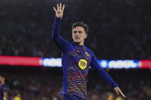 每体：模仿皮克“五指山”，加维在巴萨打入第四球后比“四指山”