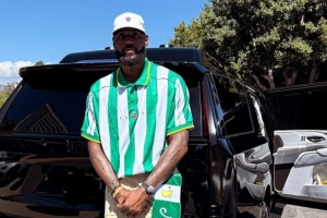 詹姆斯晒上身耐克联名服装照：高尔夫大师赛周日！祝各位好运！