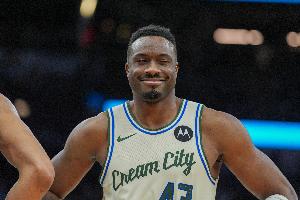 还能跟着弟弟混吗？字母哥哥本赛季场均1.4分0.9板 三分命中率0%