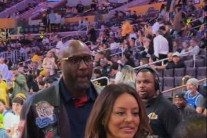 别来无恙！奥多姆现身湖人主场 现场观战湖人vs爵士