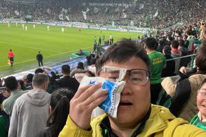 在看台被球击中！眼镜被砸断的国安球迷：国安通知我去领签名球衣