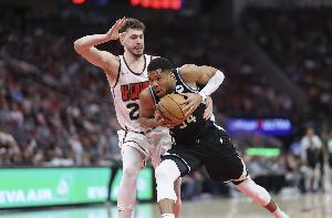 历史23岁及以下单季砍至少20分8板5助1断1帽球员：申京 字母 狼王