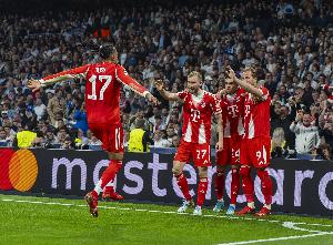 记者：次回合拜仁穿红色球衣+门将绿色，皇马穿白色球衣+门将蓝色