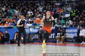 高诗岩首发26分钟 7中2&罚球5中5拿到9分3板6助 正负值-9