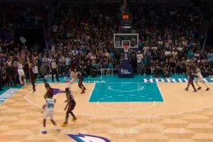 神兵天降！科比·怀特底角接球转身超难三分轰炸 率队扳平比分