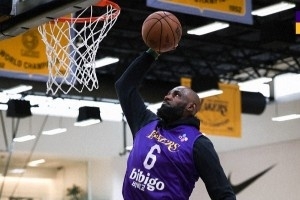 全力备战G1！湖人官推晒今日训练照 詹姆斯领衔