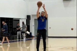 既快又准！库里训练中两分钟内连续飙中36记三分 出手弹无虚发