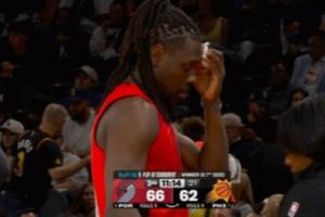 不下火线！朱·霍勒迪眉骨出血 队医场边紧急处理一下