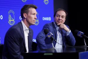 名记：勇士今年休赛期将有意追逐詹姆斯、伦纳德或字母哥！