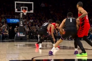 情况不妙！布克被吹无球犯规个人累计4犯 太阳挑战也失败了