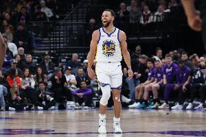 延续火力！库里不讲理超远三分+单打后撤步三分 库日天飙起来了