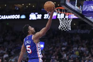 过你像过清晨的马路！格莱姆斯一步过掉班凯罗 飞身上篮打成2+1