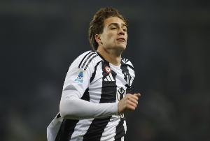 记者：伊尔迪兹仍受膝盖炎症困扰，周六决定他是否能出战博洛尼亚