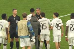 不满判罚！维尼修斯、贝林厄姆等皇马球员找裁判抗议，居莱尔染红