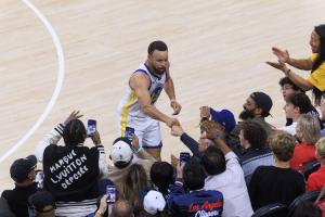 对手归对手！还是Respect！快船球迷脸色铁青推开库里 但碰拳收尾