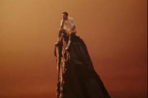 阿迪达斯最新广告：梅西一览众山小，一只山羊在身后登山