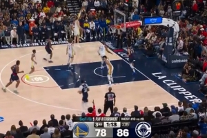 手硬！伦纳德传球险失误 科林斯迎着波津强投三分完成终结