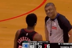 毕竟新秀！埃奇库姆和萨格斯发生摩擦 被吹技犯后努力跟裁判辩解