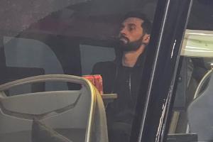 emo了！皇马被淘汰，阿韦洛亚乘坐大巴离开时头靠后座满脸愁容