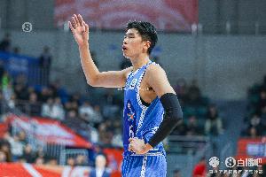 除了外线铁都很好！邹阳14投6中 拿下19分12板1助1断1帽两双数据