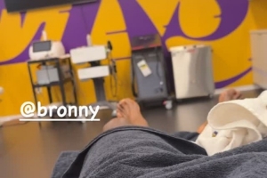 詹姆斯晒与布朗尼一大早来到湖人训练馆：早起的鸟儿有虫吃！