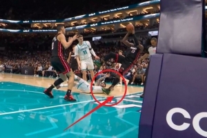 斯波:已对三球动作发表了必要看法 但他不脏&也无需再处罚他了