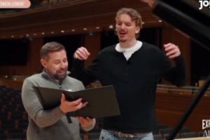 自己人别开腔沃尔特马德上节目学唱歌，尖叫式演唱引老师大笑