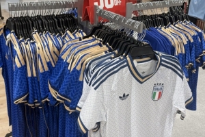 大降价！意大利队2026款主客场球衣均已五折出售