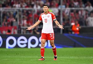 记者：经纪人称金玟哉今夏不一定离开拜仁，土超三强都已联系了他