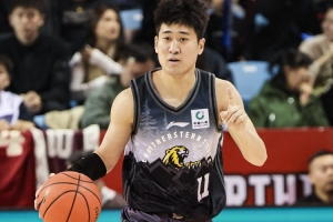 铁麻了！姜伟泽半场7中0&三分6中0仅拿3分1篮板