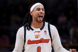 广体：广东男篮球员焦泊乔和萨林杰将在今晚的比赛中复出