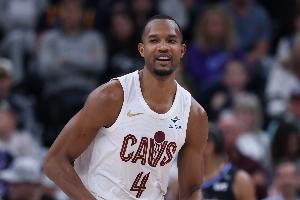 很强硬！莫布里屡献暴扣&全场9中6拿到17分7板4助 正负值+12