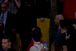 下场回归？比赛最后时刻 杜兰特提前离场走进球员通道