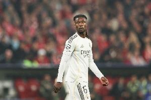 自责！马卡：皇马球员怒气冲冲回到更衣室，看到卡马文加独自痛哭