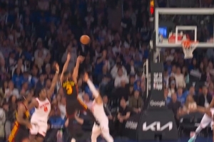 看着就疼！布伦森防守时被麦科勒姆踢到要害 吹后者技术犯规