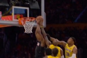 还能飞！詹姆斯积极追防 腾空而起送阿门钉板大帽