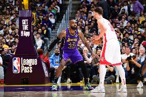 流量拉满！火湖G1多个词条登上热搜 “湖人战胜火箭”暂列第7