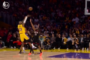 探囊取物！詹姆斯持球单打 撤步中距离稳稳命中