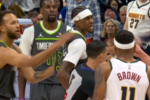 多余动作！麦克丹尼尔斯篮下直接将约基奇推出底线吃T