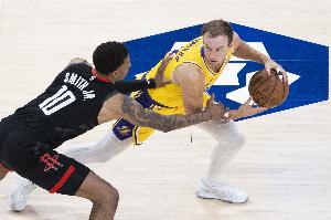 海报我必须C位！“卢卡”肯纳德爆砍新高27分 三分球一个不丢