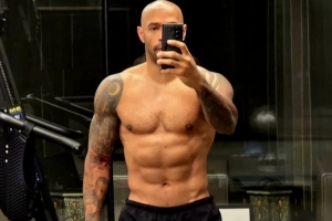 48岁亨利社媒秀肌肉，拳击名宿：价钱合适可以考虑约战一场