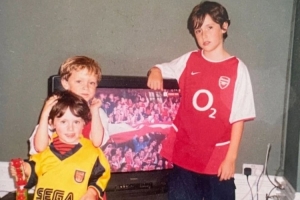 摩根晒父子对比照：22年，三个孩子长大，阿森纳仍在苦等一个冠军